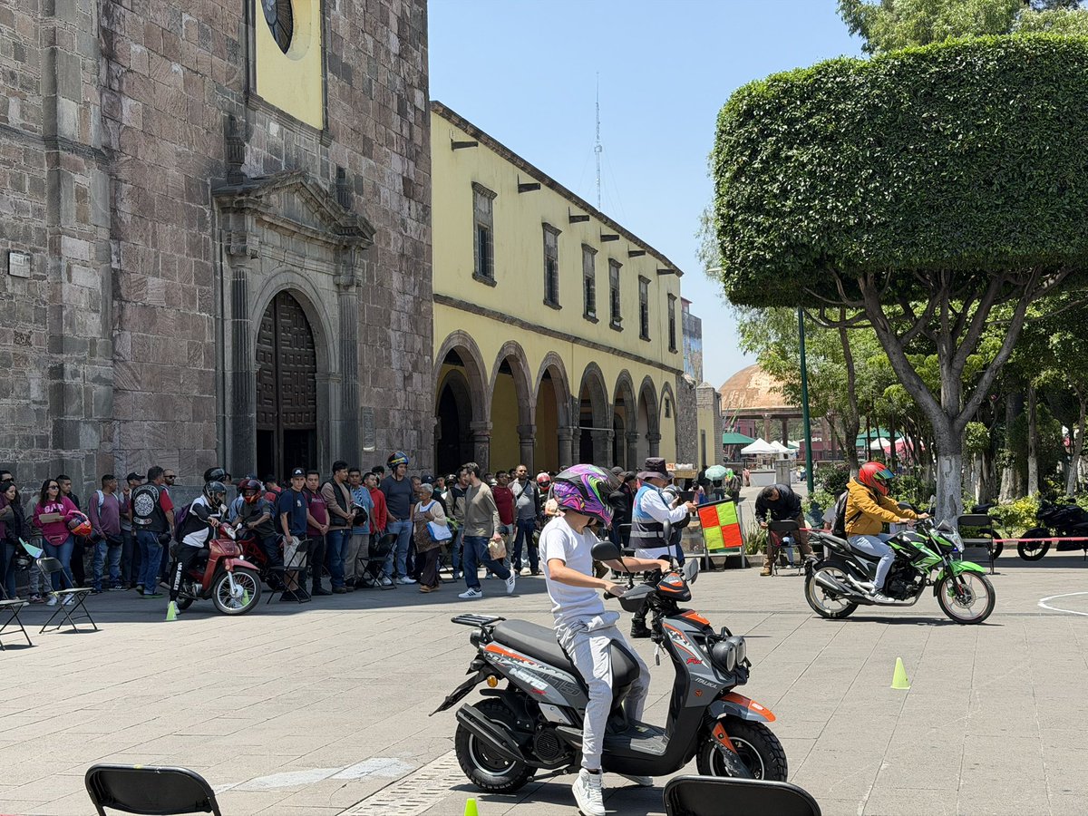 A_Palac10s's tweet photo. Este sábado tuvimos una exitosa jornada de certificación a motociclistas y expedición de #Licencias de conducir en #Tlalnepantla

Acciones de la @SEMOV_Edomex para generar una movilidad más segura y eficiente en el Estado de México

#ElPoderDeServir 🇲🇽🪪🏍️
#ServirParaTransformar https://t.co/Idxy7xhJWM