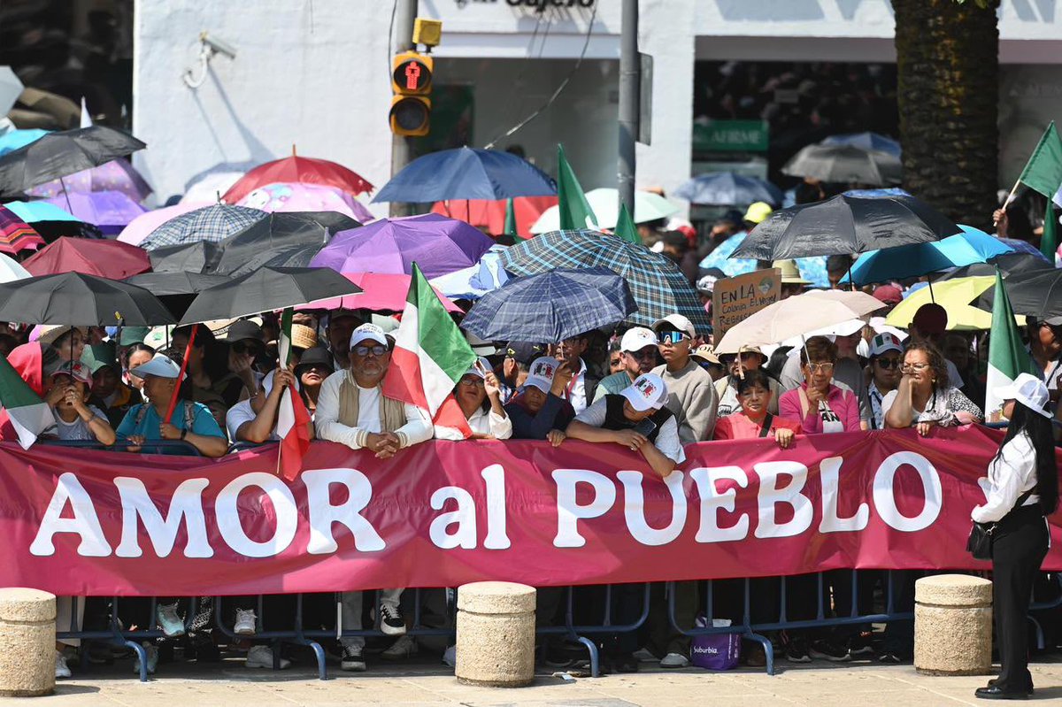 epigmenioibarra's tweet photo. Pues a mi compañeras y compañeras el discurso de @Claudiashein me conmovió y me comprometió aún más con la defensa de la soberanía. 

#ClaudiaDaResultados y con ella, acompañándola, profundizáremos la transformación y cerraremos el paso a las y los traidores. https://t.co/l9npGnAtKL