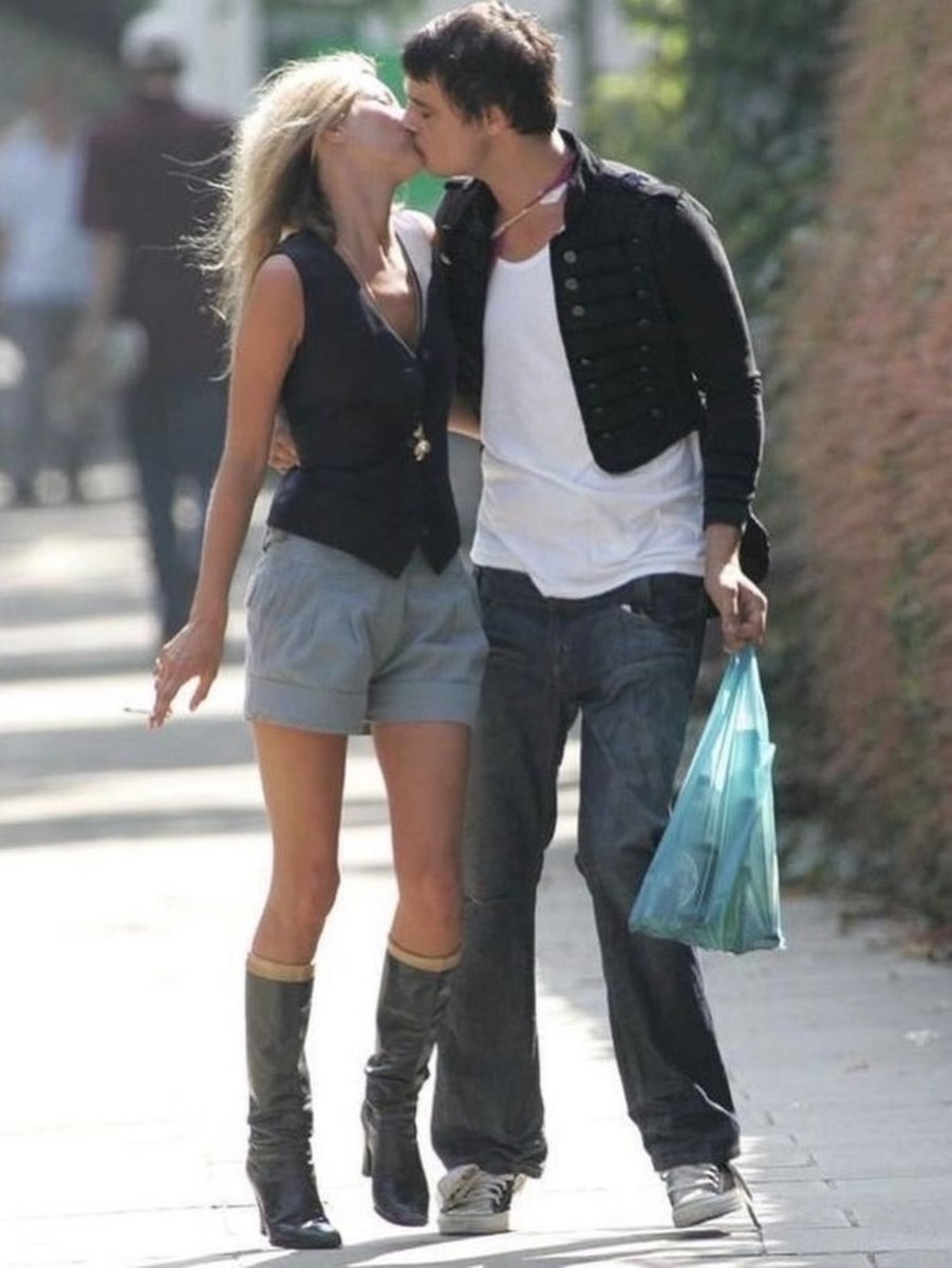 nicotinearchive's tweet photo. Kate Moss and Pete Doherty in London (2005) https://t.co/etZdS6akhO