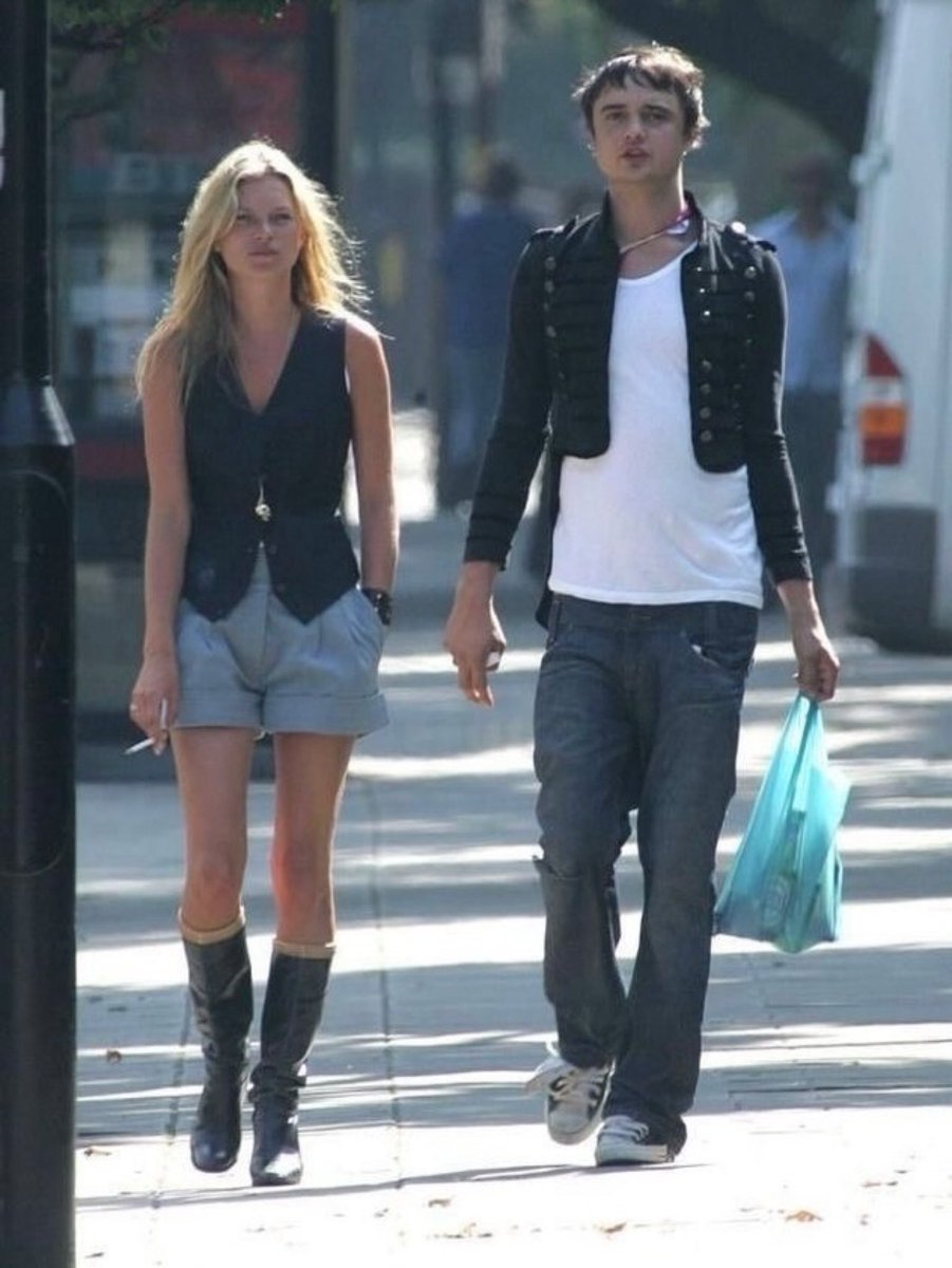 nicotinearchive's tweet photo. Kate Moss and Pete Doherty in London (2005) https://t.co/etZdS6akhO