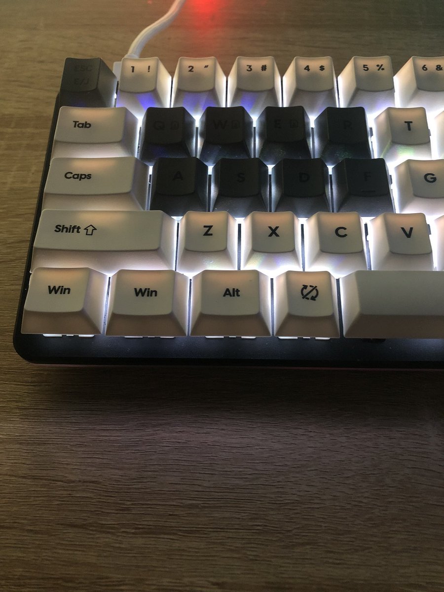 okaaaapppe's tweet photo. pcmk3買ったらWindowsキーが2個になって届いたんだけどww https://t.co/QY9VSiFo4A