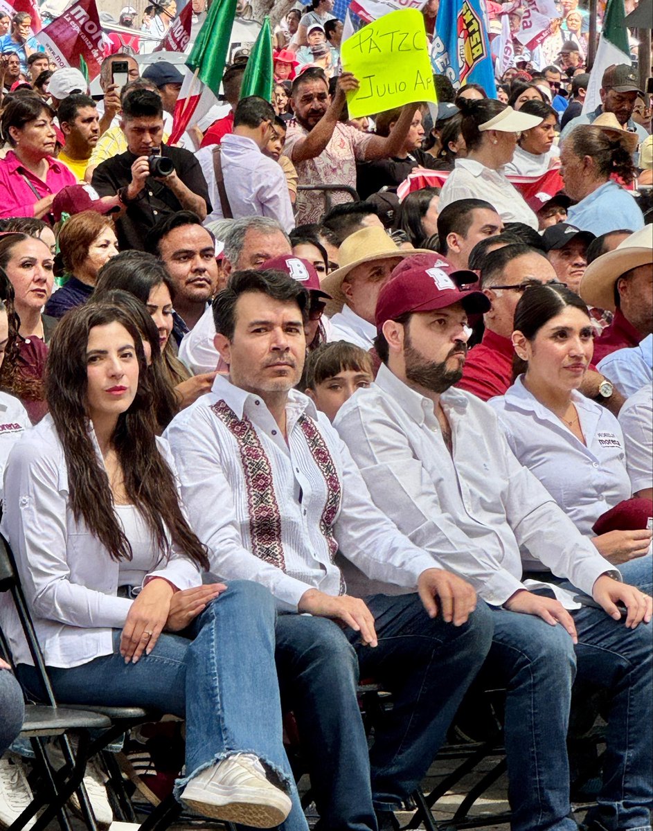 arturomedinap's tweet photo. Desde la Plaza Valladolid de #Morelia, #Michoacán, acompañamos a miles de michoacanas y michoacanos para escuchar el mensaje de nuestra presidenta @Claudiashein, con motivo de los dos años del triunfo histórico que abrió una nueva etapa para la vida pública del país.

Como lo expresó la presidenta, seguimos haciendo nuestro el principio juarista: “Entre los individuos, como entre las naciones, el respeto al derecho ajeno es la paz”.