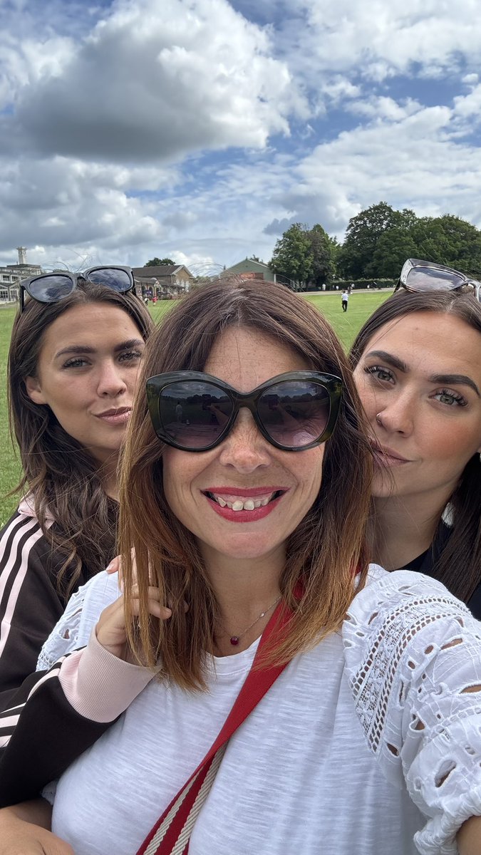 humanjuggler's tweet photo. Got to hang out with my gorgeous twins today, just wish they didn’t insist on my big head being at the front of every picture! https://t.co/uYysq67mHZ