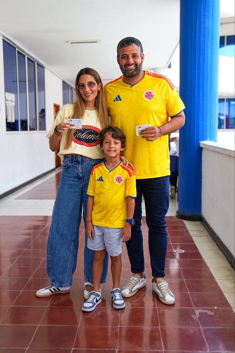 estefanogdzg's tweet photo. Hoy ejercimos nuestro derecho al voto en familia, con la convicción de que Colombia necesita liderazgo, carácter y decisiones FIRMES que permitan construir un mejor futuro para todos 🫡🇨🇴 https://t.co/c9prIitE82