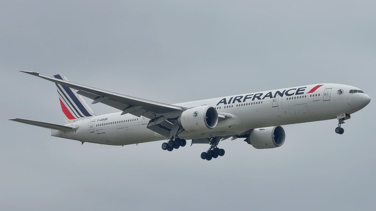 JebBrooks's tweet photo. Air France 777-300 looking good just before touching down at @ATLairport! https://t.co/UDVVS25YtY
