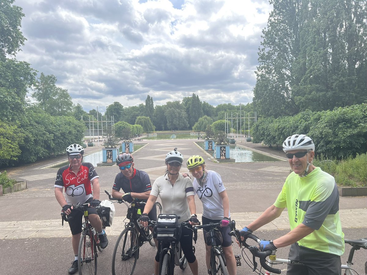 HaveringCycling's tweet photo. Five Havering CTC riders made it to Battersea Park earlier. Lunch on a bench by the river. A lap of the park then home. Next Sunday- “Brunch HQ” Warley. https://t.co/ddIKLUVhNj