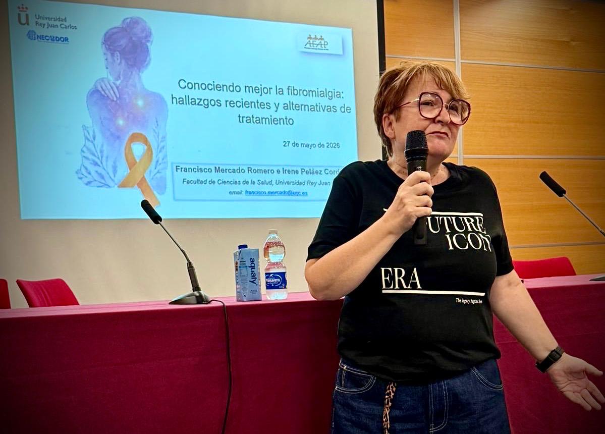 AytoPinto's tweet photo. 🧡La Tercer Teniente de Alcalde, @mjcastro2011, y la Concejal de Presidencia, Rosario Mendoza, acompañan a AFAP en la conferencia en la Casa de la Cadena, donde se han abordado los avances médicos para tratar la fibromialgia https://t.co/uNGpp22y9G