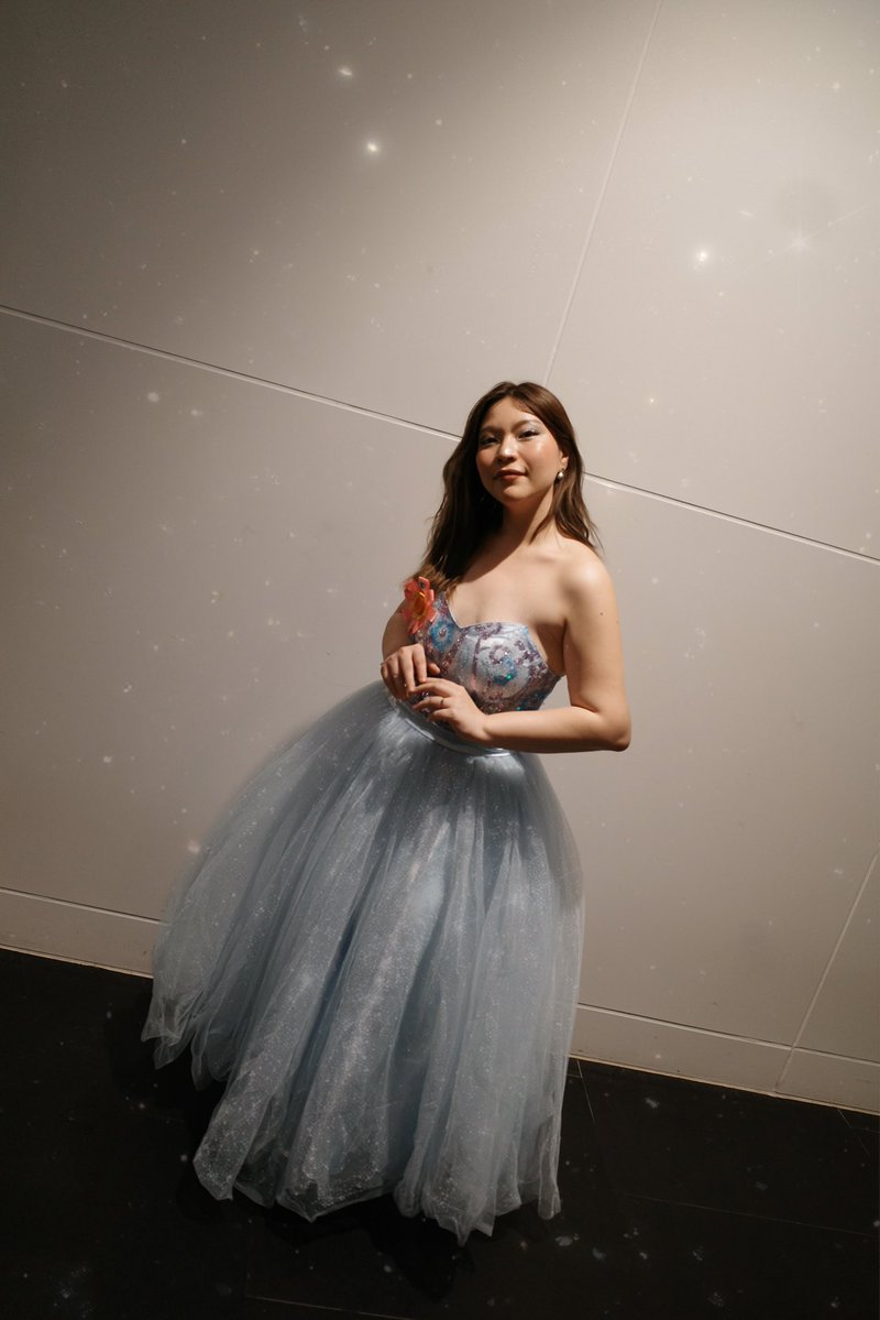 chubbybrushh's tweet photo. ใส่ชุดนี้ไปดูคอนเสิร์ต laufey ตอนกลับมีชาวต่างชาติเดินมาบอกด้วยว่าชุดของคุณน่ารักมากๆ ดีใจจ 55555 คือจะ 31 ละ แต่ใส่เดรสฟูๆ ใส่มงกุฎ ทาตาฟ้าไปดูคอนเสิร์ต เหมือนได้กลับมาเป็น little girl 👑 https://t.co/pn0SVkVtld