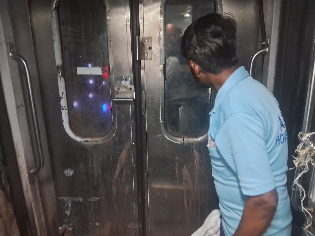 VoiceOF19530044's tweet photo. ट्रेन no 11077/78 झेलम express train मे  पेंट्रीकार के कर्मचारियों की हुड़दंग कोच को किया बंद यात्री परेशान @BhopalDivision @RailwaySeva @RailMinIndia https://t.co/VJpnsvC01V