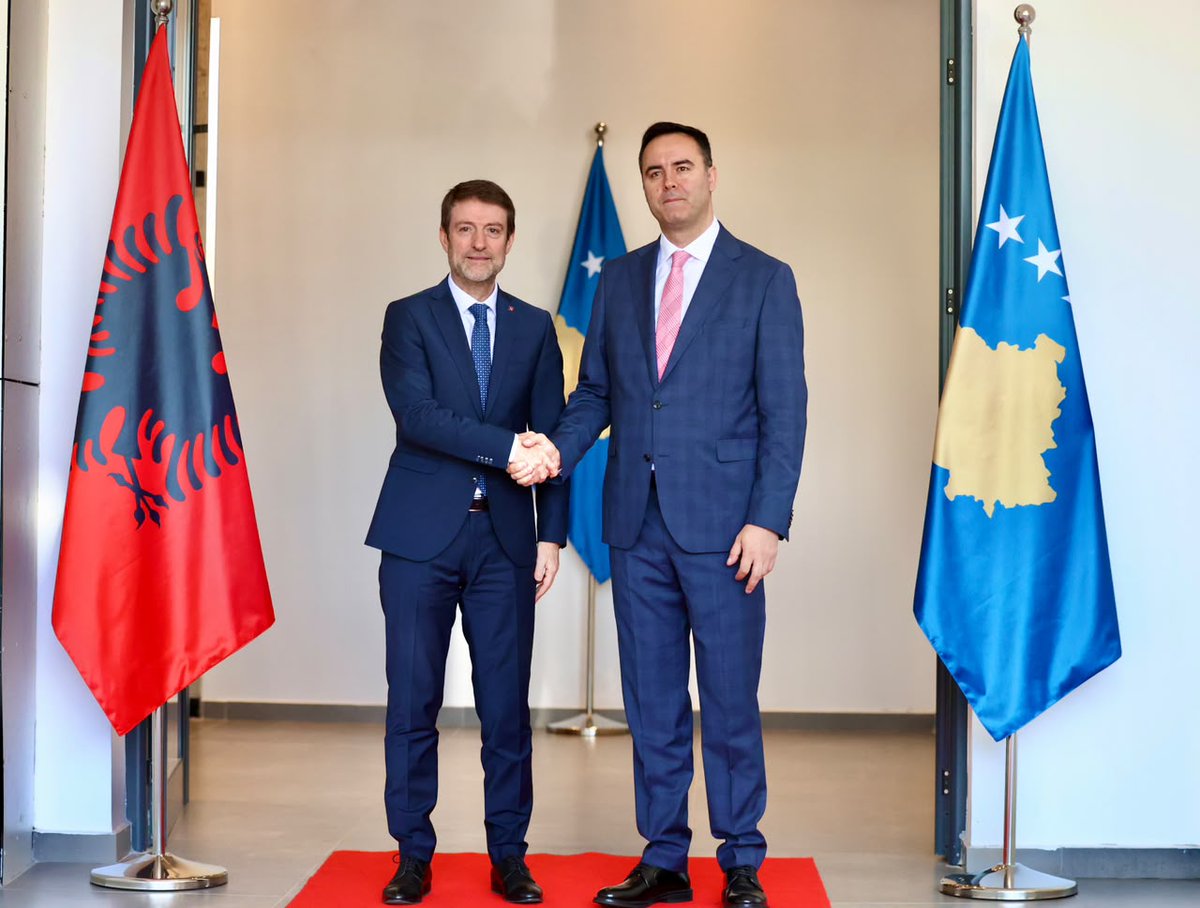 HoxhaFer's tweet photo. Gjithmonë kënaqësi të takohem me mikun tim, Zëvendëskryeministrin e Parë dhe Ministrin e Punëve të Jashtme dhe Diasporës së Republikës së Kosovës, @KonjufcaGlauk. 🇦🇱🇽🇰

Konfirmuam edhe një herë se marrëdhëniet ndërmjet #Shqipërisë dhe #Kosovës mbeten një prioritet strategjik i përbashkët dhe një gur themeli i vizionit tonë për të ardhmen. Lidhjet tona të veçanta historike, kombëtare dhe njerëzore, si dhe aspiratat e përbashkëta për zhvillim, mirëqenie dhe integrim euroatlantik, përbëjnë udhërrëfyesin e bashkëpunimit tonë.

Bashkëpunimi i ngushtë mes dy vendeve mbështetet mbi një bazë të fortë institucionale, të konsoliduar përmes më shumë se 200 marrëveshjeve dhe instrumenteve të bashkëpunimit. Megjithatë, ky partneritet kërkon një fazë të re dinamizmi, koordinimi dhe zbatimi konkret. Në këtë frymë, ramë dakord të intensifikojmë përgatitjet për mbajtjen e mbledhjes së ardhshme të përbashkët të dy qeverive dhe të riaktivizojmë mekanizmat e koordinimit strategjik në të gjitha fushat me interes të përbashkët.

Ritheksova mbështetjen e palëkundur të Shqipërisë për avancimin e mëtejshëm të Kosovës në rrugën e integrimit evropian dhe euroatlantik. Theksova se dhënia e statusit të vendit kandidat për në BE përbën jo vetëm një mundësi konkrete për përshpejtimin e reformave, forcimin e institucioneve demokratike dhe afrimin me standardet evropiane, por edhe një mesazh të qartë politik për qytetarët e Kosovës se e ardhmja e tyre është në familjen evropiane.

Diskutuam gjithashtu mbi rëndësinë e vazhdimit të angazhimit konstruktiv në procesin e dialogut të ndërmjetësuar nga BE, në koordinim të ngushtë me partnerët tanë ndërkombëtarë. Një #marrëveshje gjithëpërfshirëse dhe ligjërisht detyruese, e bazuar në njohjen reciproke, mbetet rruga më e sigurt për paqen e qëndrueshme, stabilitetin rajonal dhe konsolidimin e pozicionit ndërkombëtar të Kosovës.

Vëmendje të veçantë i kushtuam edhe bashkëpunimit për mbështetjen e shqiptarëve në rajon, veçanërisht në Luginën e #Preshevës, si dhe forcimit të koordinimit të politikave për diasporën shqiptare, e cila përbën një aset të rëndësishëm kombëtar dhe një urë të çmuar lidhëse me botën.

Dy shtetet tona do të vazhdojnë punojnë me vizion të qartë strategjik, në koordinim të ngushtë politik dhe institucional, duke kontribuar bashkarisht për paqen, stabilitetin dhe begatinë e #BallkanitPerëndimor.

#KrahPërKrah