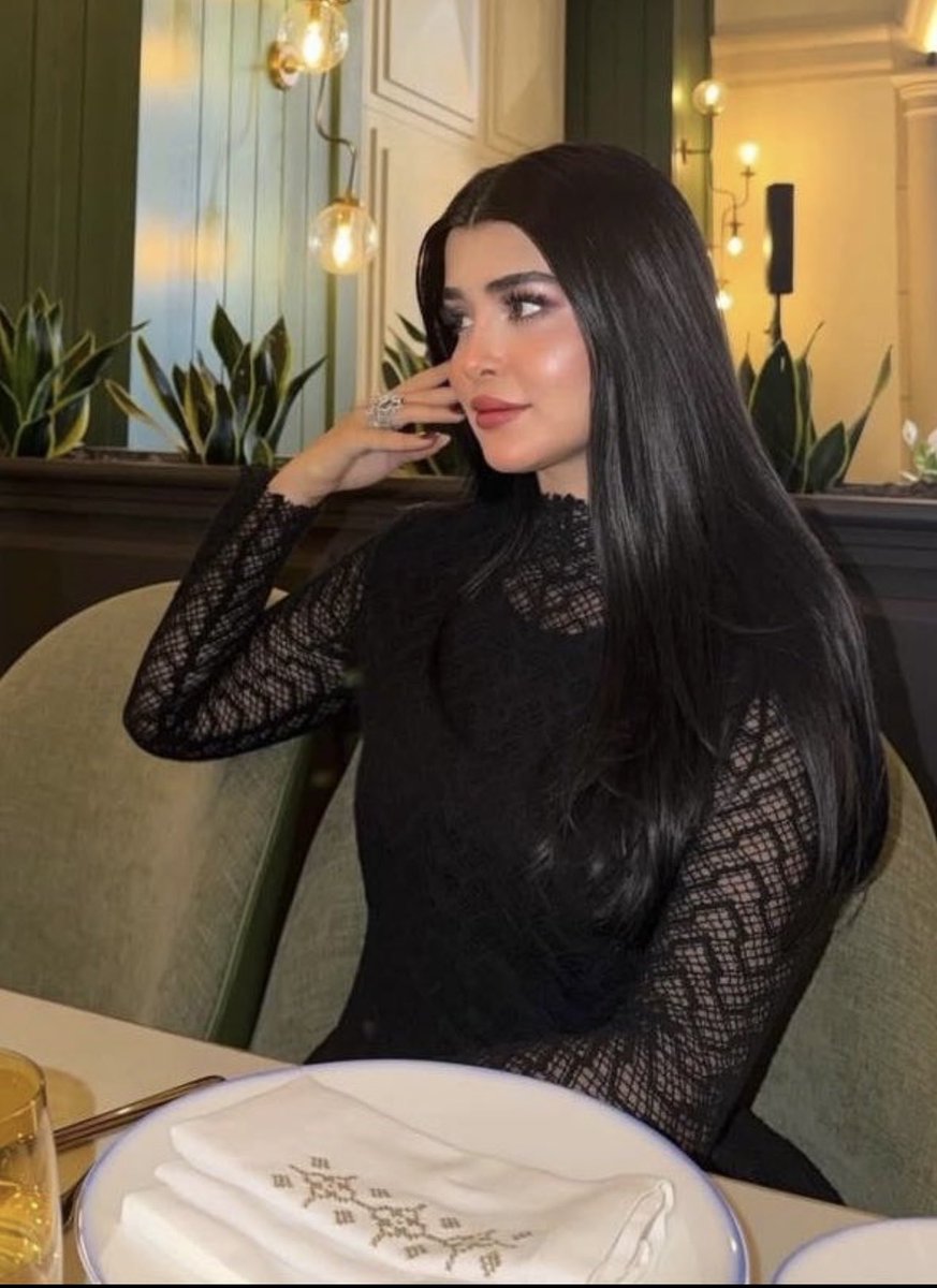nrf7uw's tweet photo. يعجبني ستايلها ناعم و الدانتيل دايماً يعطي  أنوثه بزياده بنات في مثل فستانها في شي إن 🖤🖤🖤
رقمه : 37JW734 https://t.co/0NT1SZNKUq