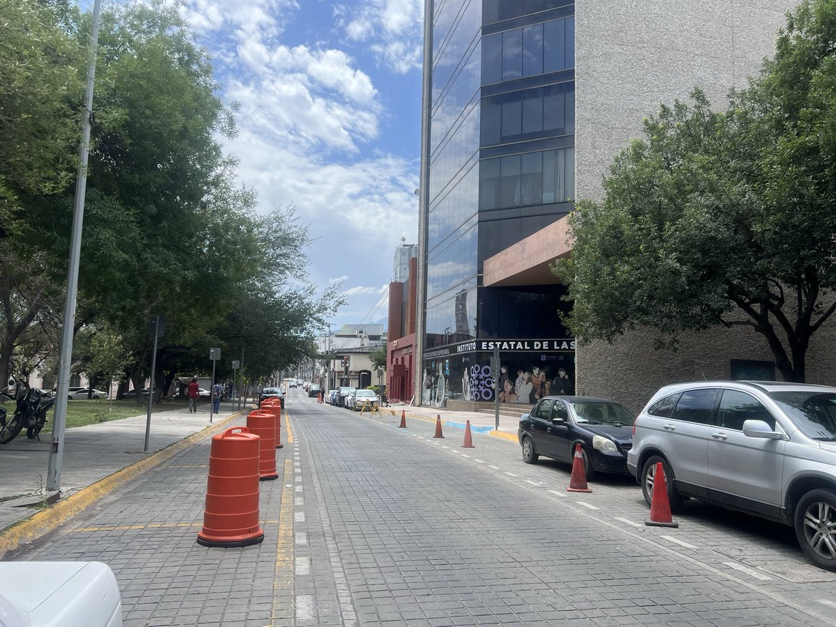 miloran's tweet photo. @samuel_garcias  como es posible que se adueñen los DOMINGOS de los lugares en el centro. Apoco el GOBIERNO DE NUEVO LEON  es DUEÑO por que el guardia dice que es ESTATAL. se entiende entre semana para tus trabajadores pero DOMINGO? @AdrianDeLaGarza qué onda quien se mocha o que? https://t.co/7tt2M9b5S1