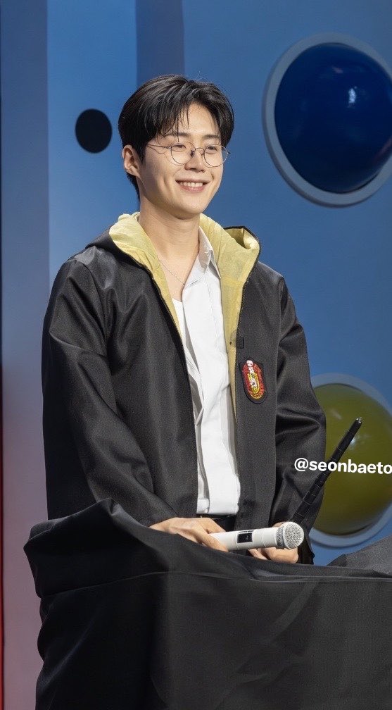 seonbaetoki's tweet photo. My XL Potterhead wearing a small-sized Hufflepuff robe lol 

#김선호 #KIMSEONHO
#LOVE_FACTORY_ASIATOUR 
#LOVE_FACTORY_in_Manila 
#KimSeonHoInManila2026 https://t.co/nhLANtIS0g