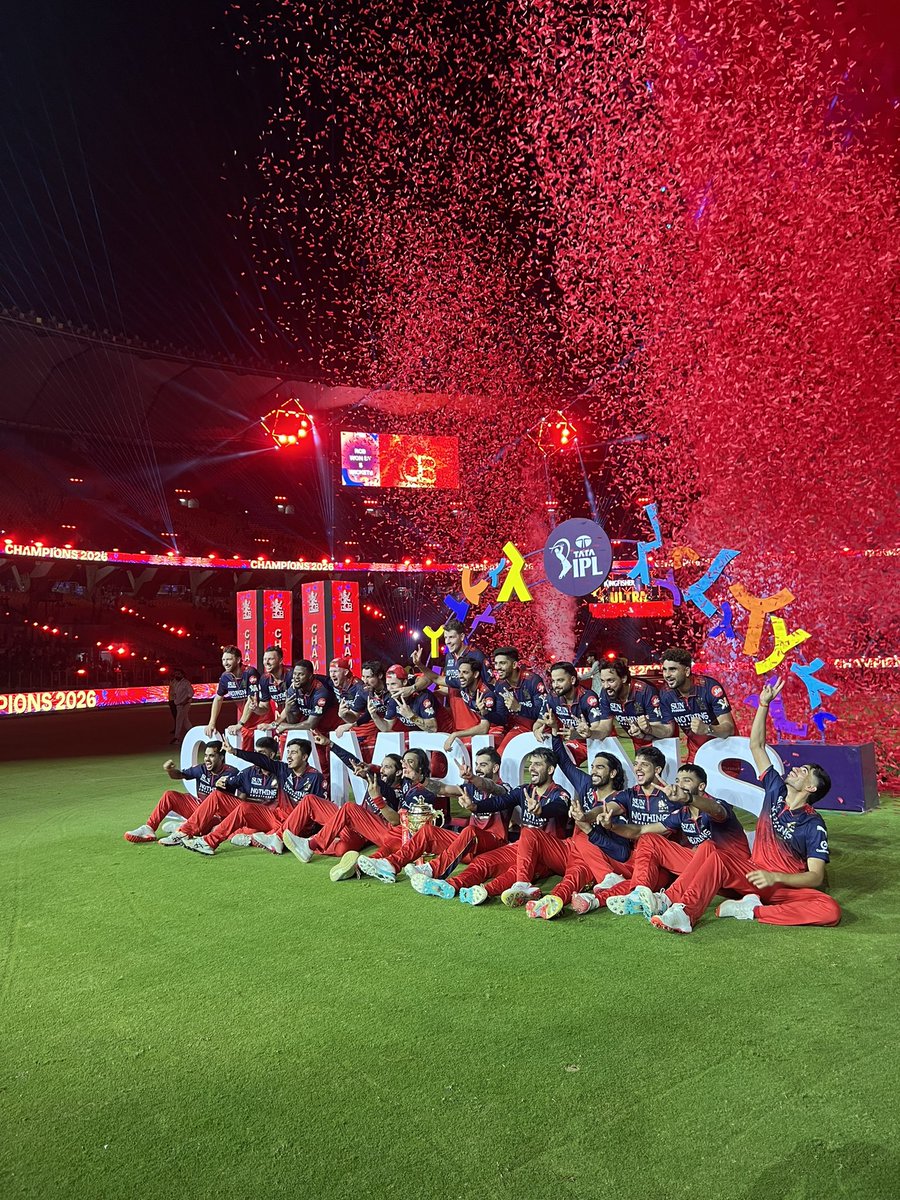 fwildecricket's tweet photo. What a team. @RCBTweets ❤️ https://t.co/FkVEQLP3zZ