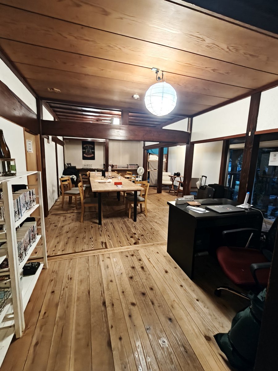 deniresin's tweet photo. ドミトリーの広さも十分あってトイレ、シャワー、共有スペースへの導線もすごくシンプルで分かりやすく、清潔で凄く考えられた素晴らしいゲストハウスKEI。 https://t.co/d0zUCMHBRT