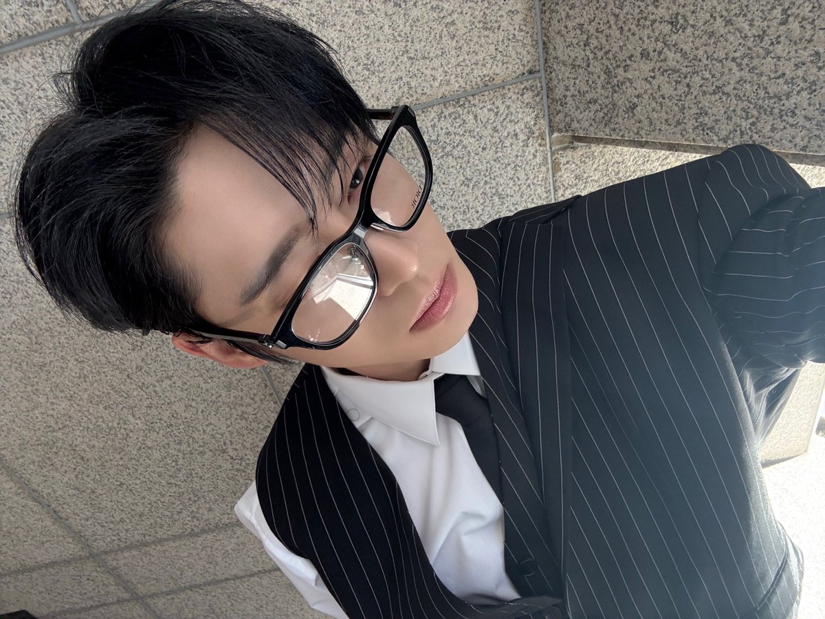 woongmail's tweet photo. 📸 260601⋅ 01:00

🦋 [photo x8]

🦋 getting off work now you worked hard🖤 https://t.co/AhpJRkQm3z