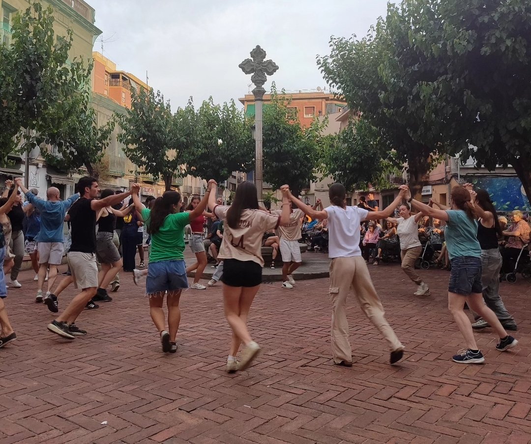 vinyetscid's tweet photo. SARDANES D'ESTIU ☀️

La plaça de la Creu ha acollit aquest vespre la segona de les ballades de sardanes d'estiu que organitza @AgrupaMolins, en aquesta ocasió al so de @laLlobregat. Fins al 5 de juliol,cada diumenge, que no pari la cobla! https://t.co/3KmOiRa2WF