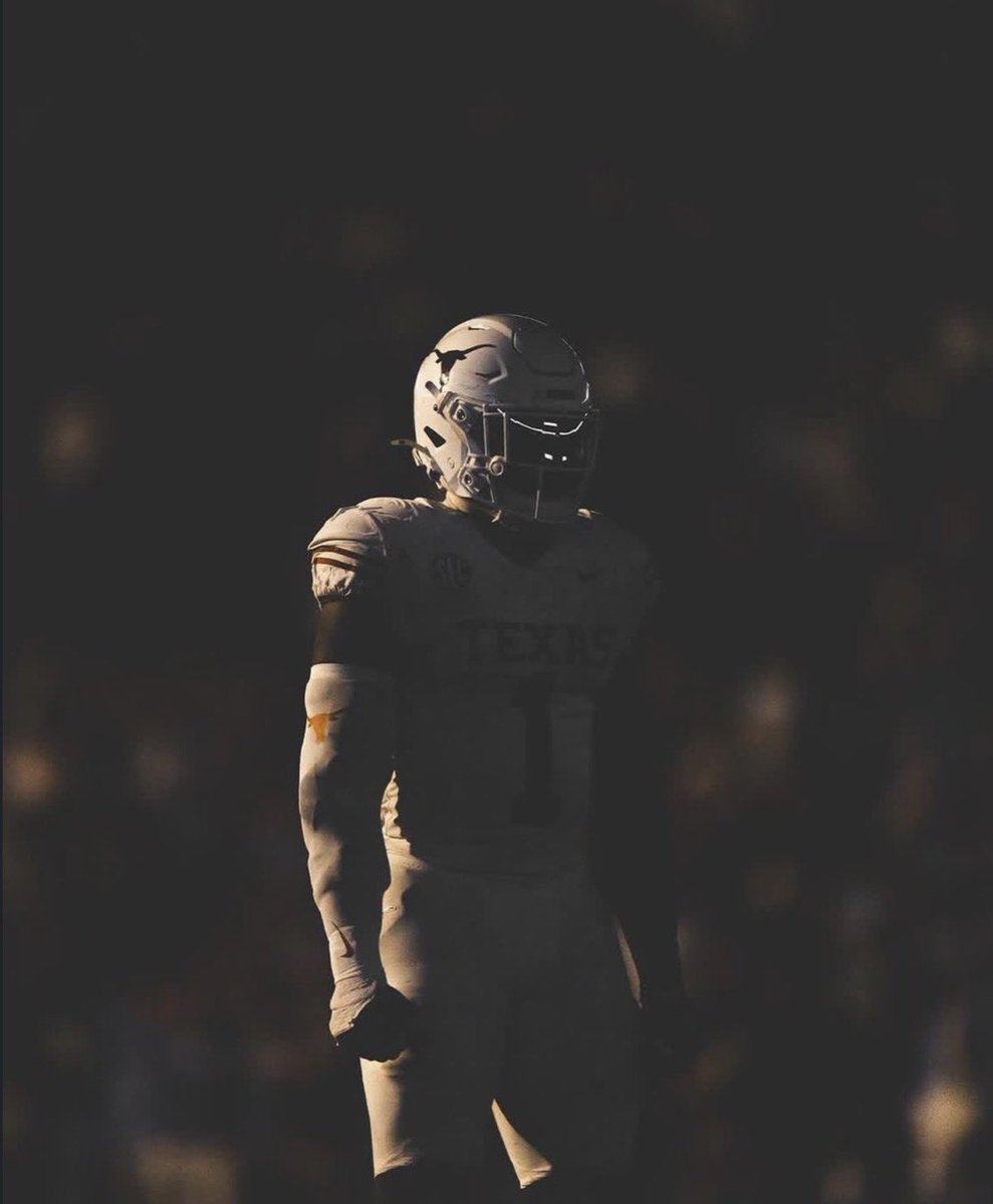 imbrayrobinson's tweet photo. I am blessed to receive an offer from The University Of Texas!!#AGTG🙏🏾✝️ 
@HokaHeyFootball 
@justinallen_13 @CoachMIL1
@BALLERSCHOICE1 @HOTLISTCAMPS
@SWiltfong_
@adamgorney @samspiegs
@TomLoy247
@LemmingReport @Rivals
@CoachKirkMartin @MrCoachRob @coachhayes23 @jeffries_jacob https://t.co/cemoD8TCBA
