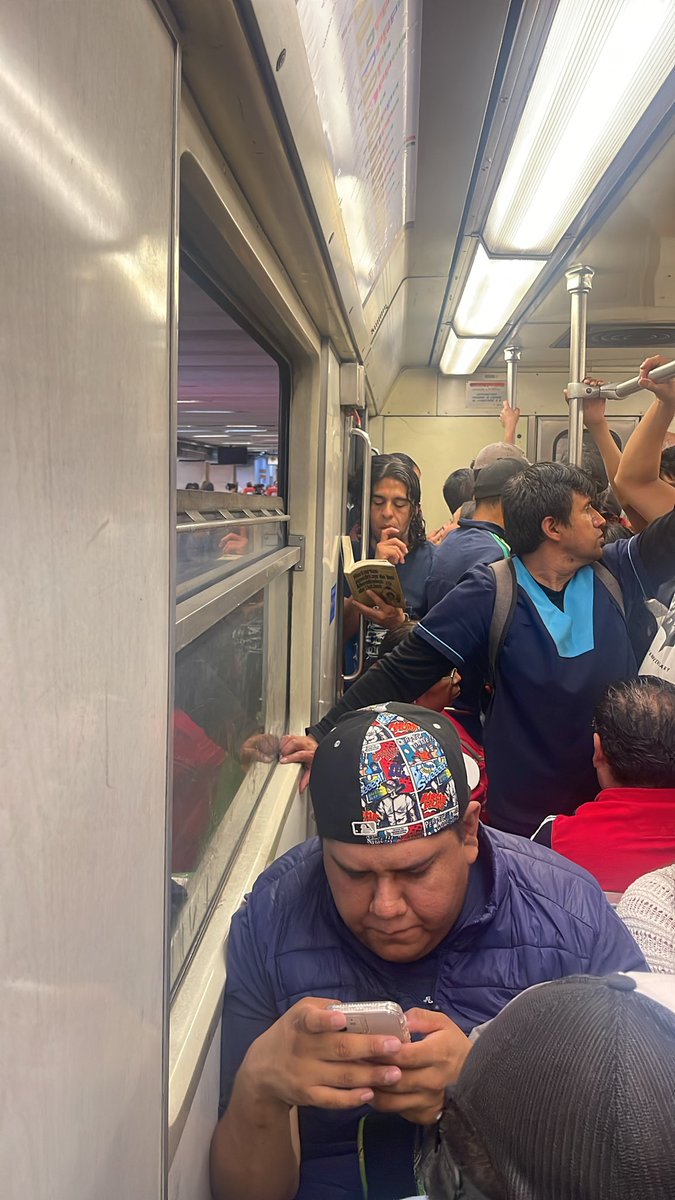 tavencio's tweet photo. @MetroCDMX Tenemos más de 15 minutos en Metro Etiopía. Col el aire acondicionado que no funciona ya la gente está desesperada @telediario https://t.co/xwvSjIMp6n
