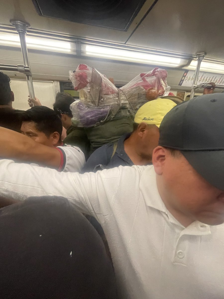 tavencio's tweet photo. @MetroCDMX Tenemos más de 15 minutos en Metro Etiopía. Col el aire acondicionado que no funciona ya la gente está desesperada @telediario https://t.co/xwvSjIMp6n