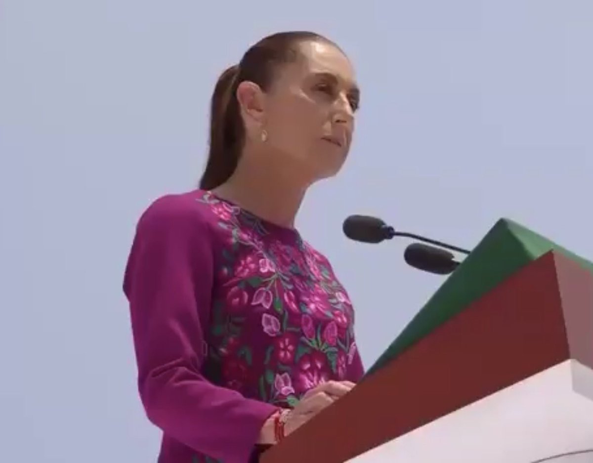ramirezlalo_'s tweet photo. Atención maestras y maestros a dos años del triunfo de nuestra presidenta de México, Claudia Sheinbaum Pardo, anunció la extinción del Usicamm, acción que beneficiará a todo el magisterio. Le agradezco, en nombre de todo el pueblo de Chiapas, porque con su apoyo la carretera Palenque-Ocosingo, será una realidad.

La apoyaremos siempre. Por ello, junto a más de 30 mil chiapanecas y chiapanecos, desde el Parque Bicentenario de Tuxtla Gutiérrez, celebramos el segundo año del triunfo de nuestra Presidenta, Claudia Sheinbaum Pardo, quien encabeza un gobierno basado en la honestidad, el humanismo, la justicia social y, siempre, en el profundo amor a la patria.

Gracias, Presidenta, por mantener una política firme de amor a la patria que trabaja coordinados pero jamás subordinados. 

Siempre caminaremos de la mano de nuestra Comandanta Suprema, porque es una líder que no cede ante ninguna presión y se sostiene en el corazón de millones de mexicanas y mexicanos.

¡Viva la soberanía de nuestro país! ¡Viva México! ¡Viva nuestra Presidenta!

#ClaudiaDaResultados