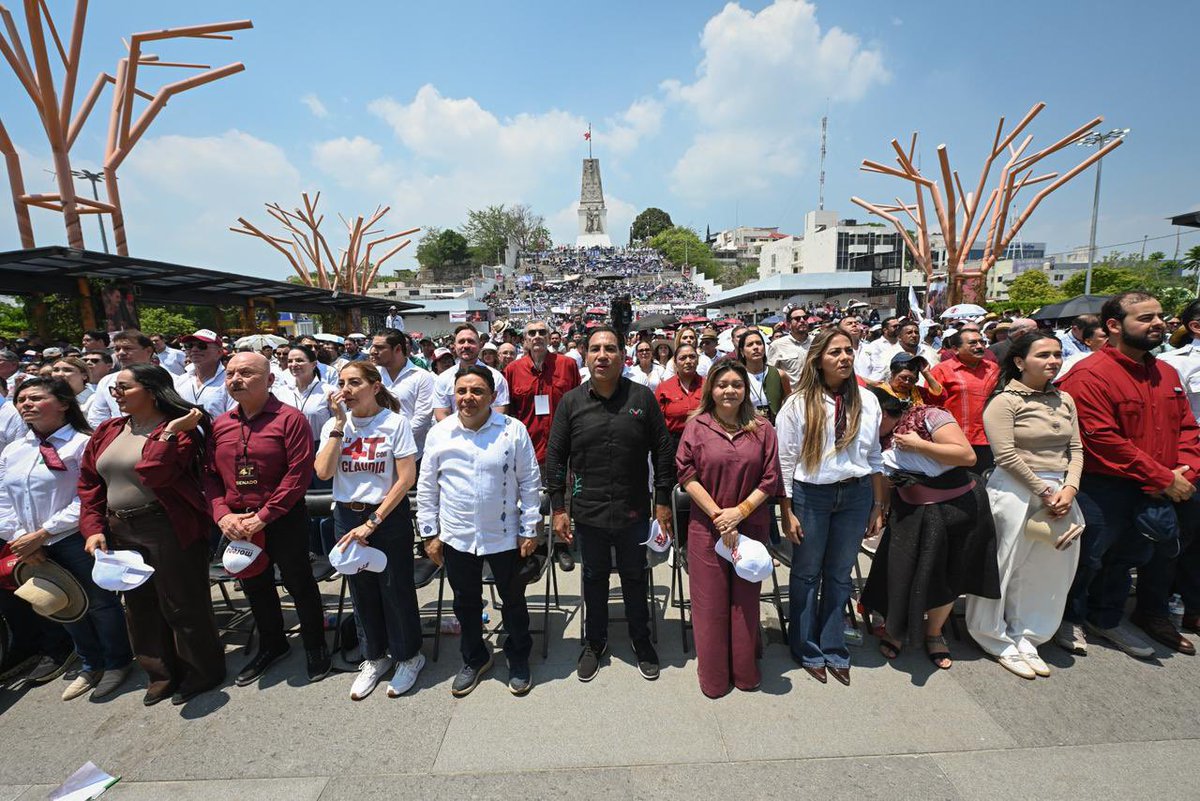 ramirezlalo_'s tweet photo. Atención maestras y maestros a dos años del triunfo de nuestra presidenta de México, Claudia Sheinbaum Pardo, anunció la extinción del Usicamm, acción que beneficiará a todo el magisterio. Le agradezco, en nombre de todo el pueblo de Chiapas, porque con su apoyo la carretera Palenque-Ocosingo, será una realidad.

La apoyaremos siempre. Por ello, junto a más de 30 mil chiapanecas y chiapanecos, desde el Parque Bicentenario de Tuxtla Gutiérrez, celebramos el segundo año del triunfo de nuestra Presidenta, Claudia Sheinbaum Pardo, quien encabeza un gobierno basado en la honestidad, el humanismo, la justicia social y, siempre, en el profundo amor a la patria.

Gracias, Presidenta, por mantener una política firme de amor a la patria que trabaja coordinados pero jamás subordinados. 

Siempre caminaremos de la mano de nuestra Comandanta Suprema, porque es una líder que no cede ante ninguna presión y se sostiene en el corazón de millones de mexicanas y mexicanos.

¡Viva la soberanía de nuestro país! ¡Viva México! ¡Viva nuestra Presidenta!

#ClaudiaDaResultados