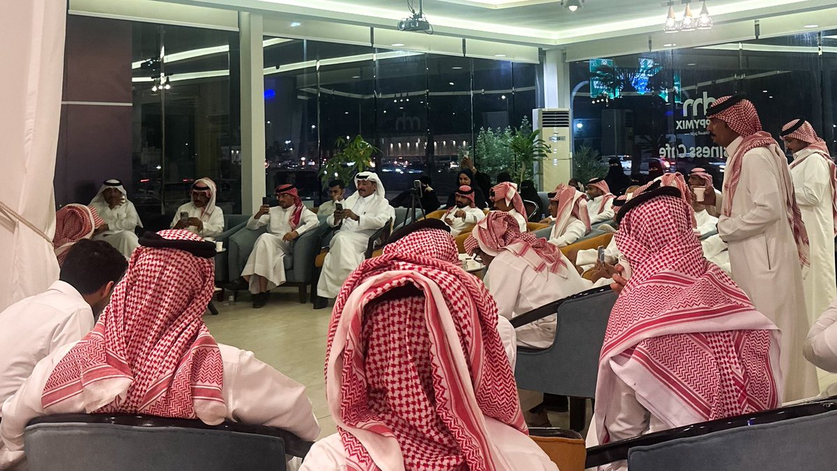 hap_mix's tweet photo. شهدت الأمسية حضورًا لافتًا من المهتمين بالشعر وتفاعلًا ثريًا من الحضور واتسمت الأمسية بتناغمٍ شعريٍ جميل بين الضيفين، حيث تلاقى الشعر النبطي في نصوصٍ متنوعة أبرزت قوة البناء الشعري وتعدد الرؤى والأساليب .

#الشريك_الأدبي #مزيج_السعادة https://t.co/EI0PZGzz5T