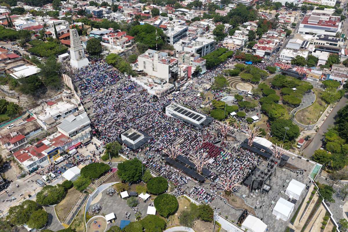ramirezlalo_'s tweet photo. Atención maestras y maestros a dos años del triunfo de nuestra presidenta de México, Claudia Sheinbaum Pardo, anunció la extinción del Usicamm, acción que beneficiará a todo el magisterio. Le agradezco, en nombre de todo el pueblo de Chiapas, porque con su apoyo la carretera Palenque-Ocosingo, será una realidad.

La apoyaremos siempre. Por ello, junto a más de 30 mil chiapanecas y chiapanecos, desde el Parque Bicentenario de Tuxtla Gutiérrez, celebramos el segundo año del triunfo de nuestra Presidenta, Claudia Sheinbaum Pardo, quien encabeza un gobierno basado en la honestidad, el humanismo, la justicia social y, siempre, en el profundo amor a la patria.

Gracias, Presidenta, por mantener una política firme de amor a la patria que trabaja coordinados pero jamás subordinados. 

Siempre caminaremos de la mano de nuestra Comandanta Suprema, porque es una líder que no cede ante ninguna presión y se sostiene en el corazón de millones de mexicanas y mexicanos.

¡Viva la soberanía de nuestro país! ¡Viva México! ¡Viva nuestra Presidenta!

#ClaudiaDaResultados