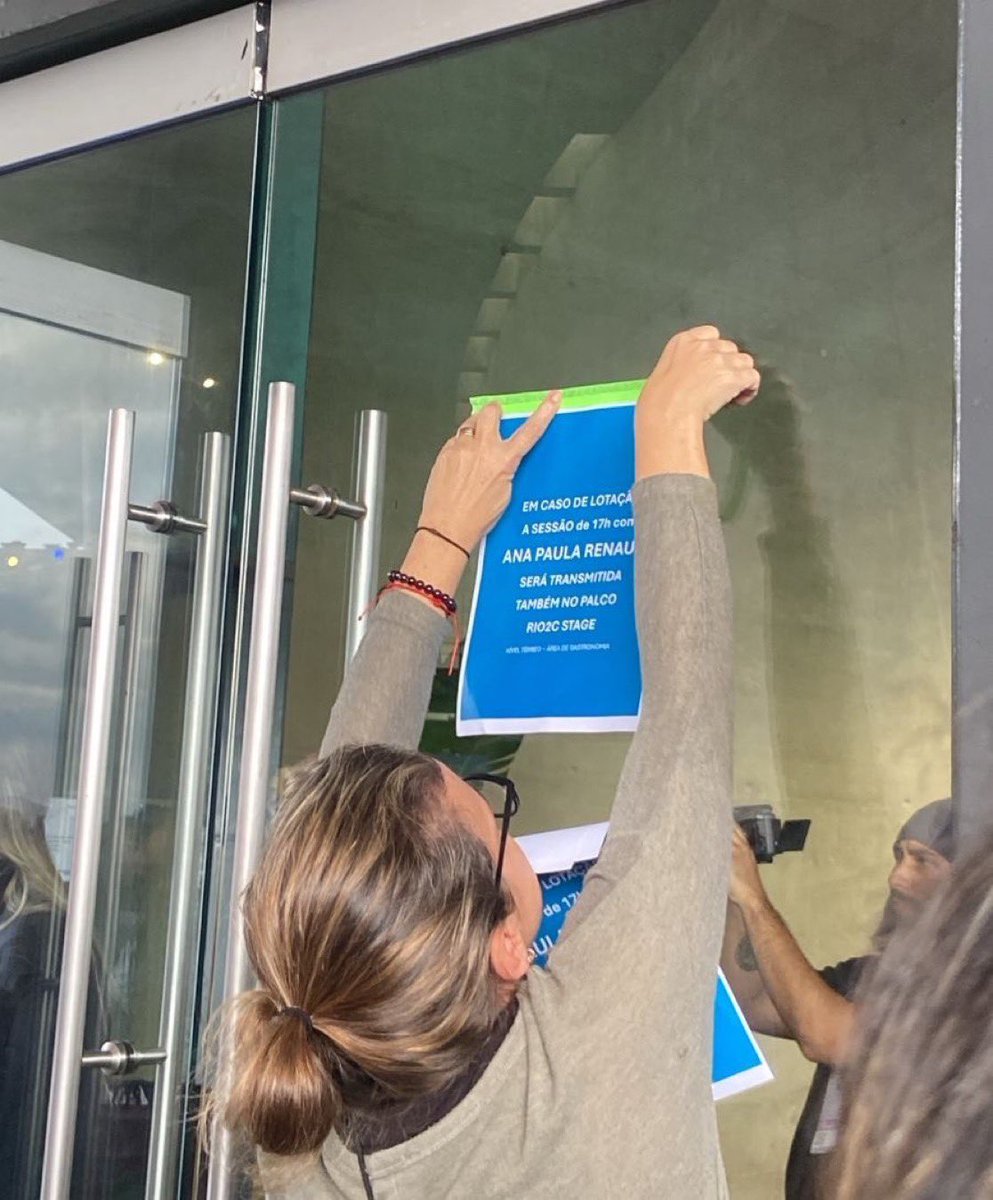 aprfortaleza's tweet photo. Efeito Ana Paula Renault! ✨

Com a previsão de lotação no palco em que a jornalista irá se apresentar logo mais, haverá transmissão da palestra em um segundo palco do evento. 

ANA PAULA NO RIO2C https://t.co/04l66Opked