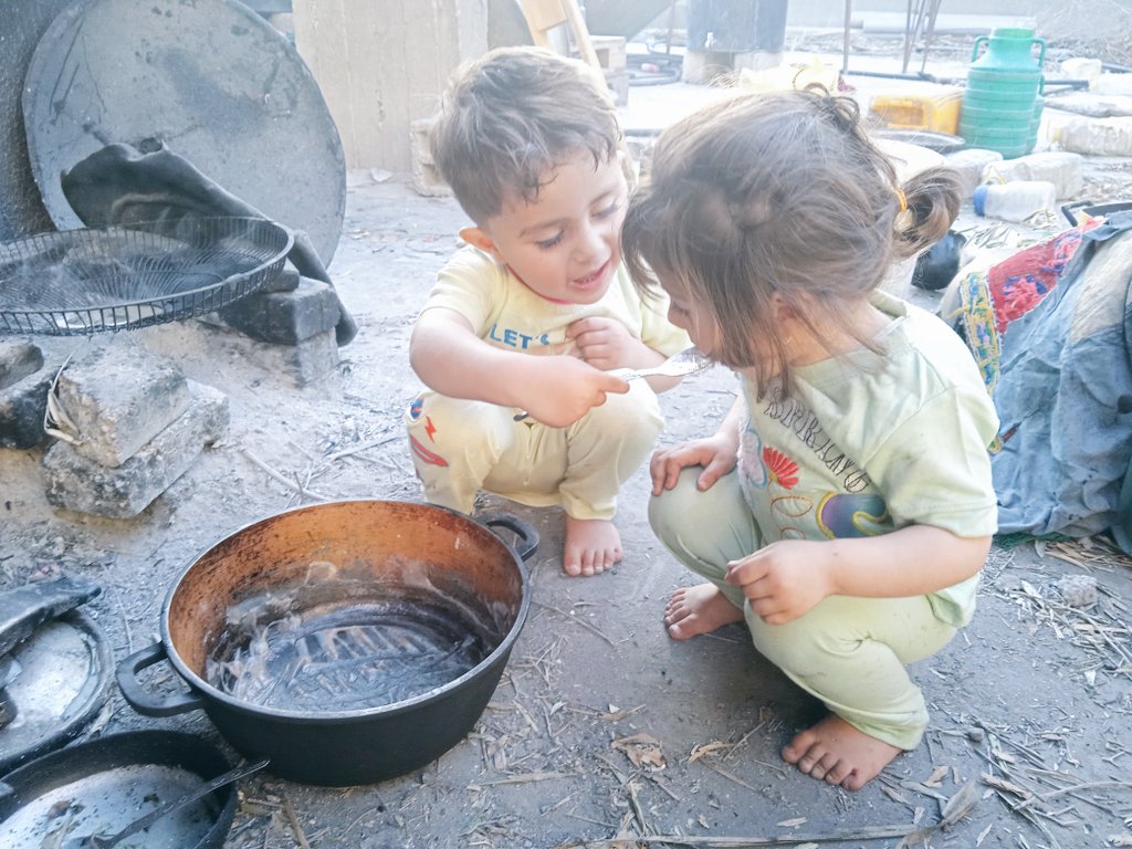 HosamMoomen's tweet photo. 💔 World Central Kitchen has stopped providing meals in Gaza
One more lifeline is gone.

 My family is now struggling to find food every day.

Please help us survive. Any donation, share, or quote means everything. 🙏🇵🇸

🔗https://t.co/dKj3aULEWw

🔗https://t.co/s6h1W02nE1 https://t.co/xCEfJ8r6FO