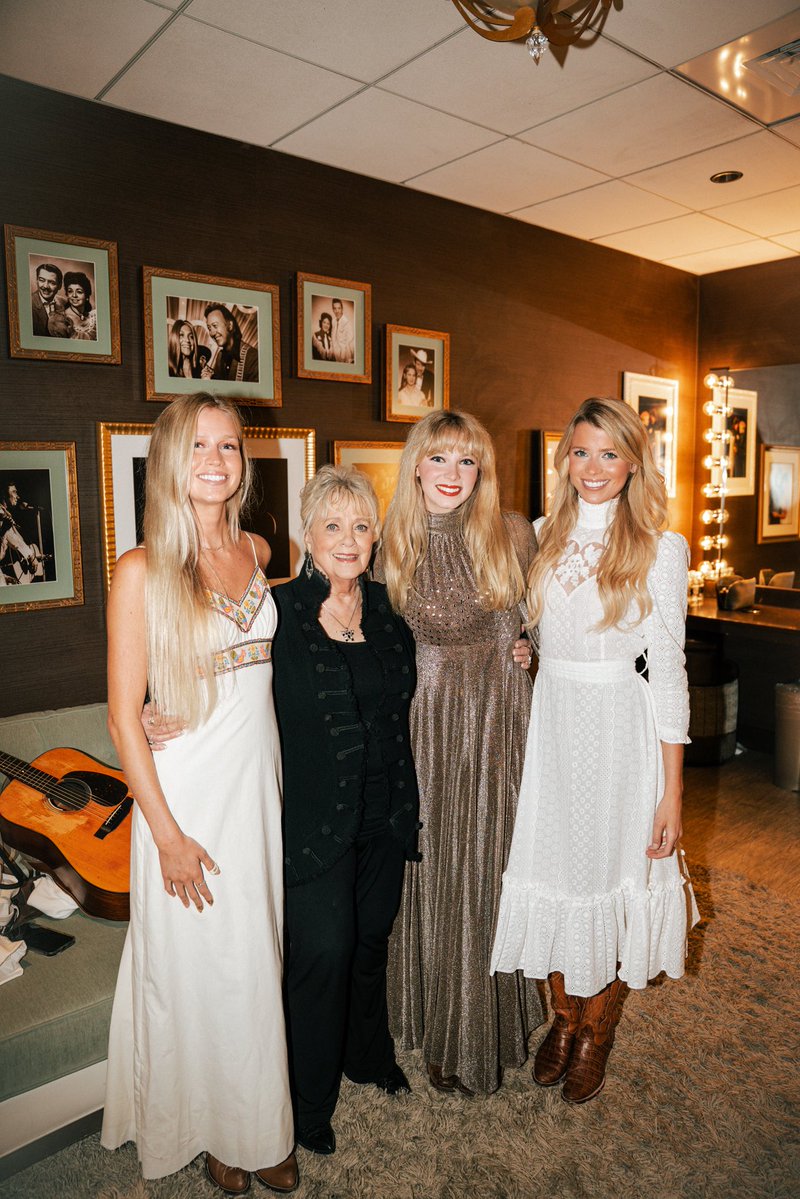 thecastellows's tweet photo. It’s always a great time at the @opry ! https://t.co/ni21u6LQNF