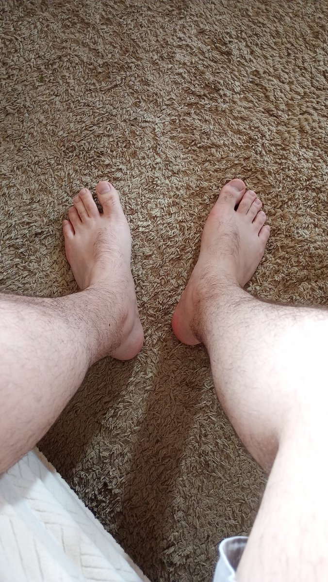 GuiWolffs's tweet photo. Resting feet. Descansando o pézão. 43BR 11,5 US.#gayfeet #pedemacho #footfetish #pezao https://t.co/NBFcuRsD3T