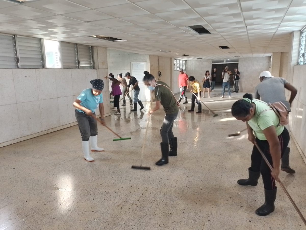 rlicea_mojena's tweet photo. Realizan los trabajadores del sindicato agropecuario,  forestal, y tabacalero, el cambio de labor en el Hospital General Docente "Héroes del Baire" una tarea de alta sensibilidad y un gran impacto social #CubaEstáFirme #LaPatriaSeDefiende #IslaDeLaJuventud #SentirPinero https://t.co/mJjO97RKZi
