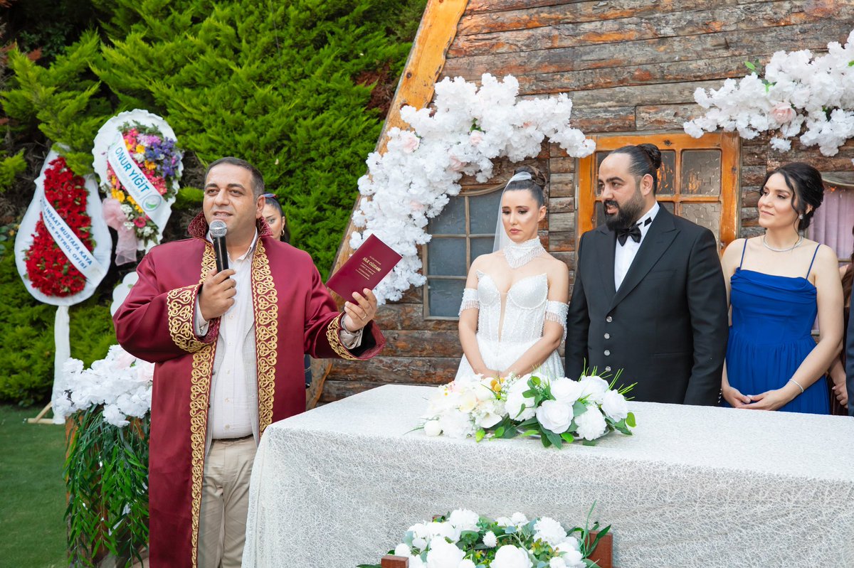 ermanuzuneu's tweet photo. Önceki dönem CHP Narlıdere İlçe Başkanımız Şahin Fırat'ın kızı Ege Fırat ile mesai arkadaşımız Alican Bektaş'ın nikahını çok değerli şahitlerin huzurunda kıyarak mutluluklarına ortak olduk. 

Fırat ve Bektaş ailelerini tebrik ediyor; kardeşlerime sağlık ve mutluluk dolu bir ömür diliyorum.