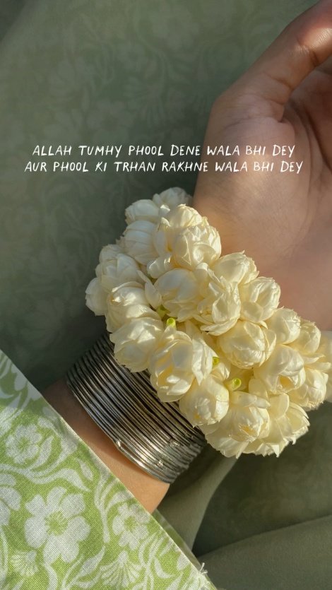 Bajimischievous's tweet photo. For the girl who read this 
اللہ تمہیں پھول دینے والا بھی دے اور پھولوں کی طرح رکھنے والا بھی 🤌🫰✨ https://t.co/B73Nxe3aaU
