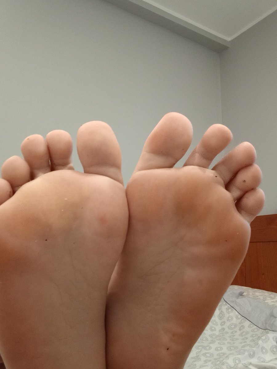 Luufeet2005's tweet photo. @daph_vt I need your tits, auntie, they're huge, although my feet aren't bad either, hehehe https://t.co/jODoOYghKr