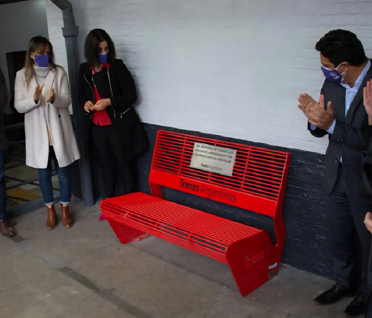 Trumperizar's tweet photo. Ustedes eran chicos pero los Kukas inauguraban BANCOS ROJOS todos los meses para bajar los femicidios 🤡

Que buen cambio metimos con Milei. https://t.co/j55kv4OTtD
