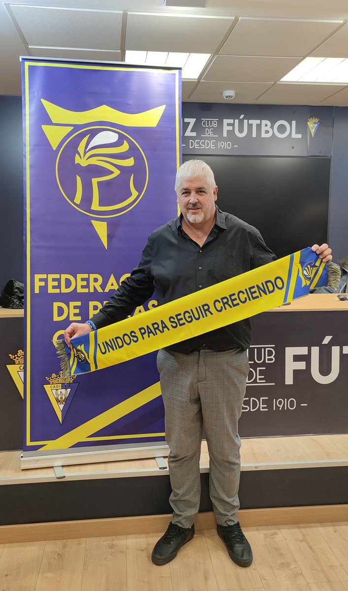 solofichajes123's tweet photo. 🚨La Federación de Peñas del @Cadiz_CF pide la marcha inmediata de Manuel Vizcaino y Rafael Contreras además de vetar todos los actos del club hasta que se vayan

📢"Lo han roto todo. Lo han hecho pedazos. Pedimos a sus máximos accionistas actuales que den un paso al lado y vendan sus acciones"

📢"Si quieren algo al Cádiz, a los cadistas, permítannos empezar nuevamente desde cero. Déjennos ilusionarnos otra vez. Eso, en su compañía, es ya imposible.
Déjennos tener una nueva esperanza. Porque lo que está claro es que en ustedes la hemos perdido ya toda. Ya, solo crean desasosiego"

📢"Los actuales máximos accionistas encajan mal las críticas... La soberbia de no atender las críticas les tiene sumidos en una realidad paralela"

📢"Hasta que todas estas peticiones no sean tenidas en cuenta, las peñas que formamos esta Federación vamos a recomendar a nuestros socios que no asistan a cualquier acto promovido u organizado desde el club"