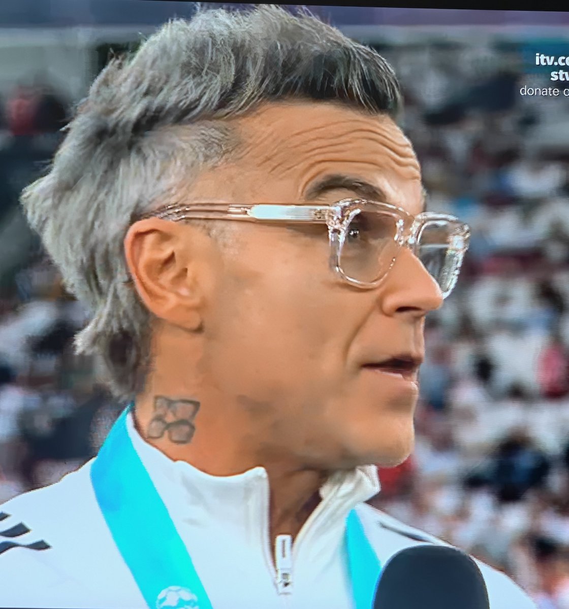 Common_SensePod's tweet photo. When did Robbie Williams transition into a lesbian Nan https://t.co/fRhUqygBiL