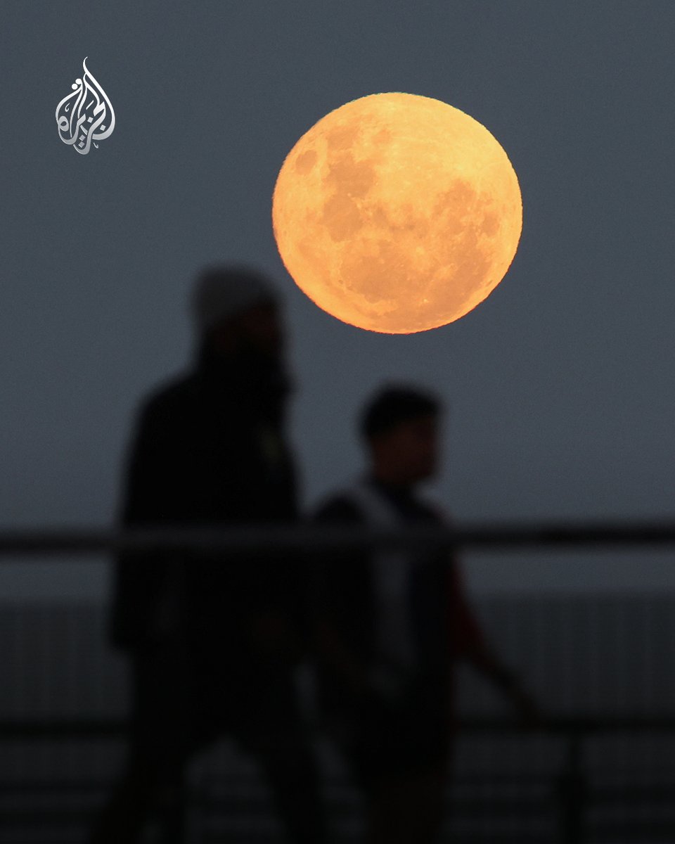 AJArabic's tweet photo. "القمر الأزرق" كما بدا فوق ممشى في كيب تاون بجنوب إفريقيا.. ظاهرة فلكية مميزة لا تتكرر إلا مرة كل عامين إلى 3 أعوام تقريبا
#ألبوم https://t.co/RQaBGMNHMK