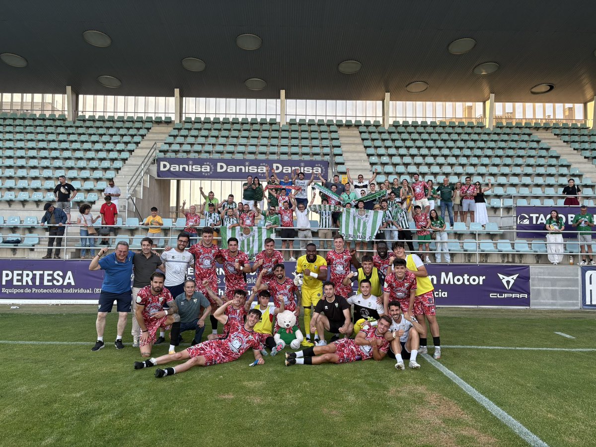 clubdepguijuelo's tweet photo. La victoria de todo un 𝐏𝐮𝐞𝐛𝐥𝐨 🏠

#OsLoDebemos | #TodoalVerde 💚 https://t.co/cWSA9NdRon