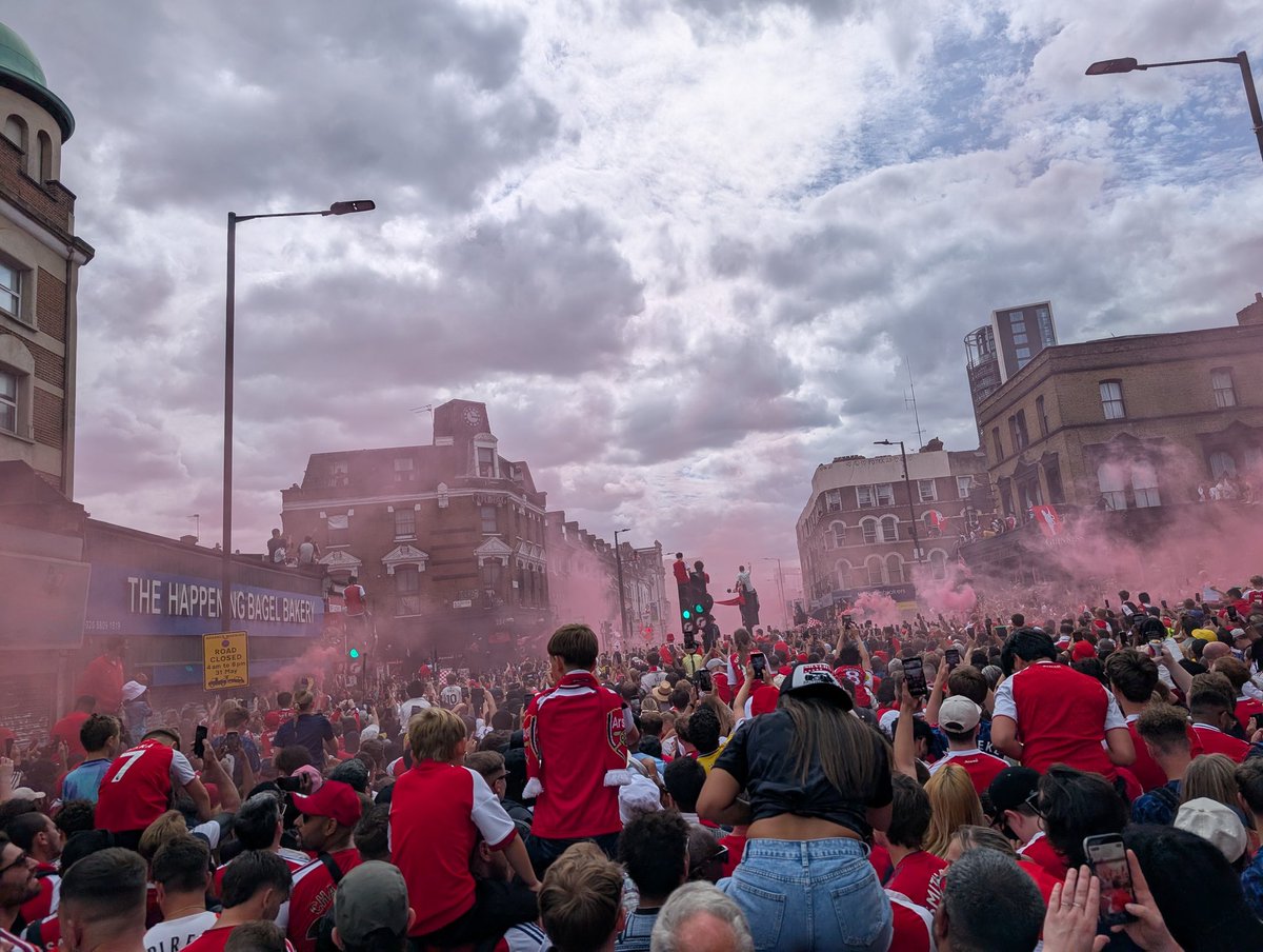 PearseHamilton's tweet photo. 5th season as a STH done, first season that delivered a trophy 🏆 

The manager, players and staff deserved today https://t.co/f7hSGPkZ69