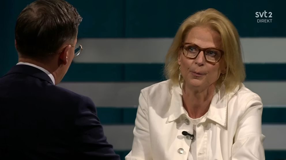 bertilsson86's tweet photo. Debatten handlar egentligen om mer  än bensinpriser och stödåtgärder. Den handlar om statens roll i tider av ekonomiska osäkerhet. 
När hushåll upplever att deras ekonomiska handlingsutrymme krymper ökad ofta förväntningarna på politiska åtgärder. Samtidigt  finns en legitim både perspektiven behövs i en fungerande demokrati.  #svpol