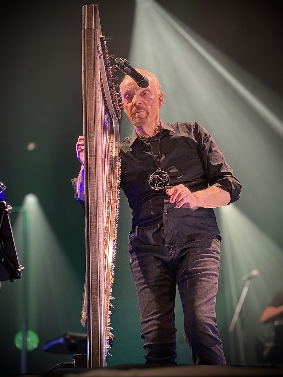 Genevieve_Hery's tweet photo. Les 2 « L » de Stivell ont fait décoller l’@OLYMPIAHALL ce soir !
Un concert d’anthologie avec une salle en fusion. La harpe celtique d’@StivellAlan, portée par ses musiciens excellents, a embrasé l’#Olympia.🔥
🙏🏻 Mersi bras Alan ! A galon! ☘️🎶
#AlanStivell #MaBro #Celte https://t.co/qD7T1H1PCq