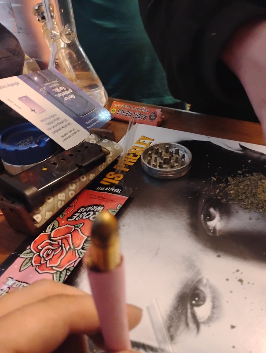 LuckyLilLay's tweet photo. When there's no proper tamp with which to pack a blunt to the right firmness, a dog makes do. https://t.co/cY9z0Dh54v