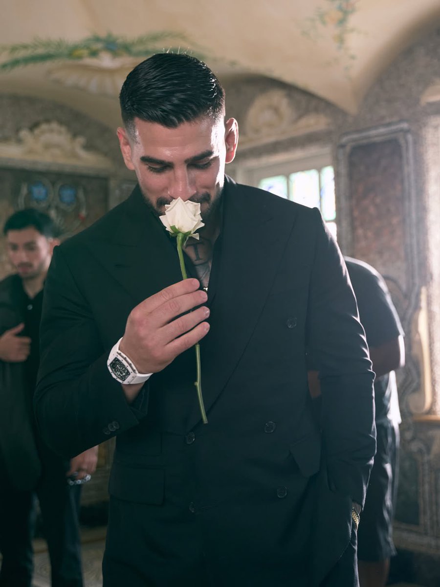 Home_of_Fight's tweet photo. 😬🥀Ilia Topuria organized a funeral-themed event with photos of his last four opponents there:

“The White House. A white rose. And a nap in its gardens. Not many can say that, Justin.”

(via @Topuriailia) https://t.co/AdZXZIsZCq