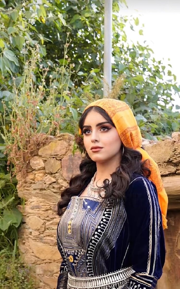 ArchVisionW's tweet photo. A Saudi girl wearing traditional Southern Saudi clothing 🇸🇦 https://t.co/CaCMI9SgIB