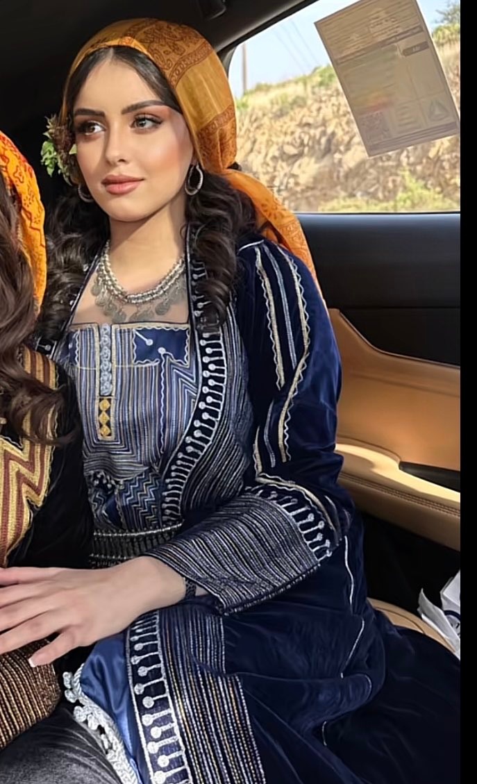 ArchVisionW's tweet photo. A Saudi girl wearing traditional Southern Saudi clothing 🇸🇦 https://t.co/CaCMI9SgIB