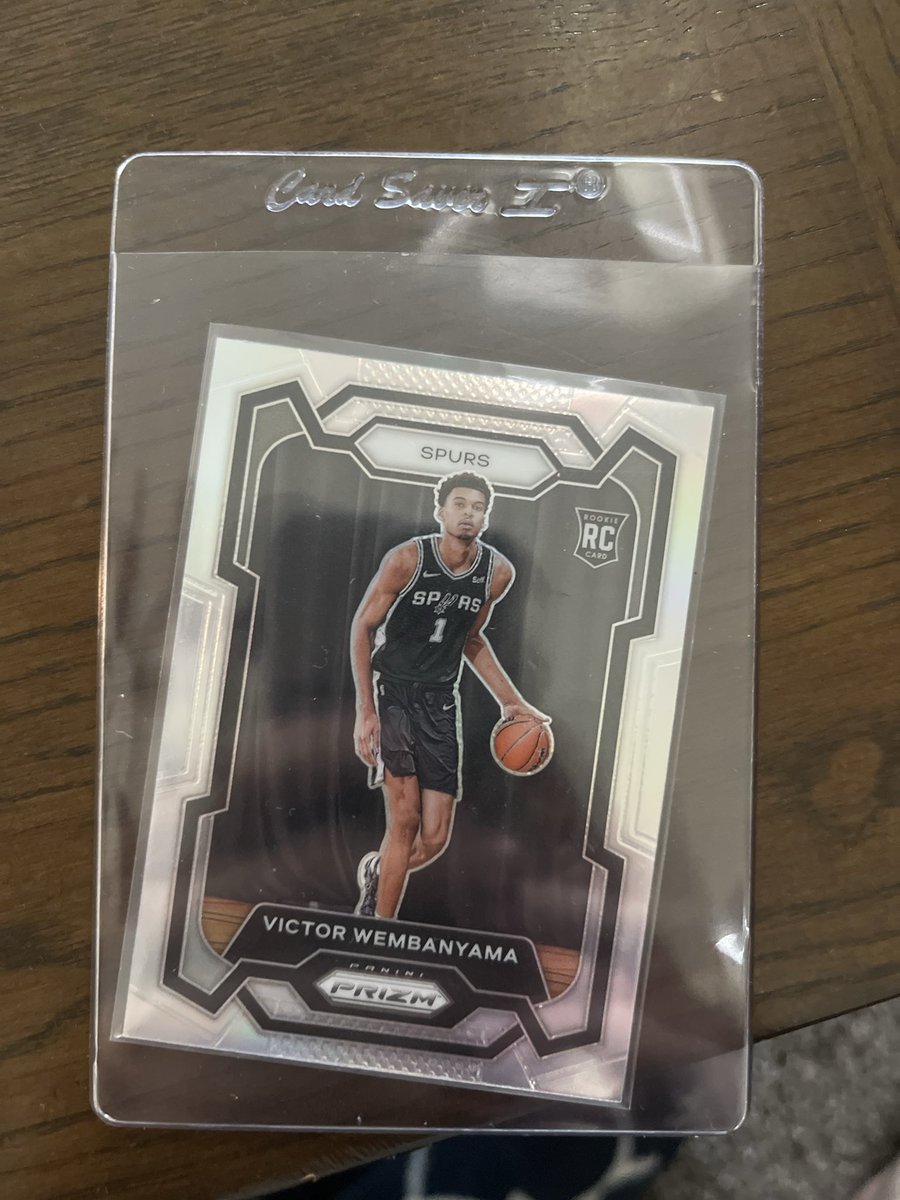 CLE_440's tweet photo. silver prizm 
9s up to 1350-1400
take mine for 1250
was cracked from a 9
if you dont buy it will just go higher https://t.co/JlBRjDoCFC