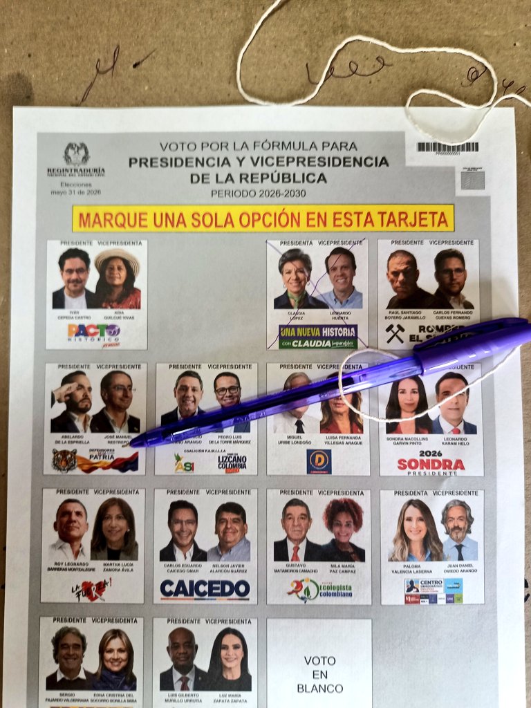 JAVCOP's tweet photo. Mi voto, por la mejor preparada; la que tiene el país en la cabeza; la que ha tenido los pantalones bien puestos contra Vicky Dávila y Abelardo De la Espriella, quienes representan lo peor de esta contienda electoral; una mujer, y con tinta morada: @ClaudiaLopez. https://t.co/MzrsEpTPK7